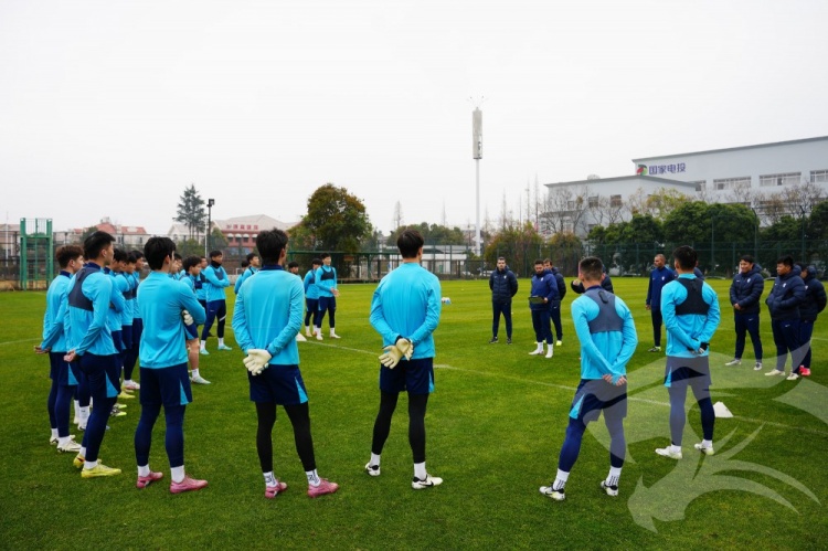 九游娱乐下载-莫拉携教练团队与队员们会合,开启其上任后的首次冬训课