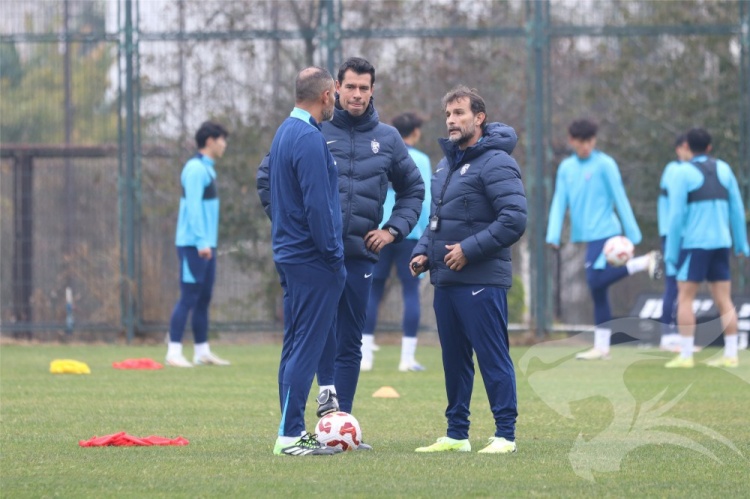 九游娱乐下载-莫拉携教练团队与队员们会合,开启其上任后的首次冬训课