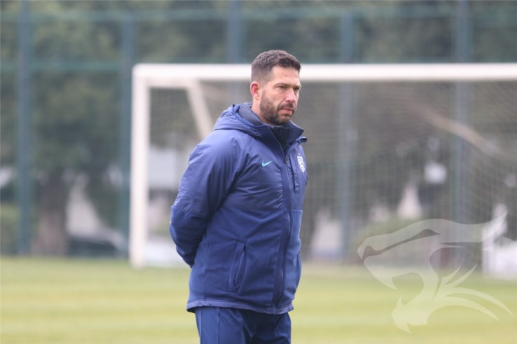 九游娱乐下载-莫拉携教练团队与队员们会合,开启其上任后的首次冬训课