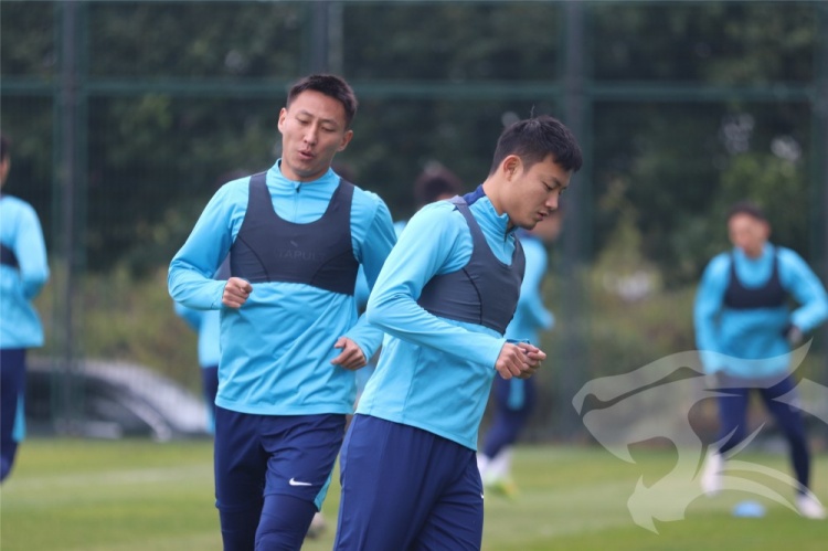 九游娱乐下载-莫拉携教练团队与队员们会合,开启其上任后的首次冬训课