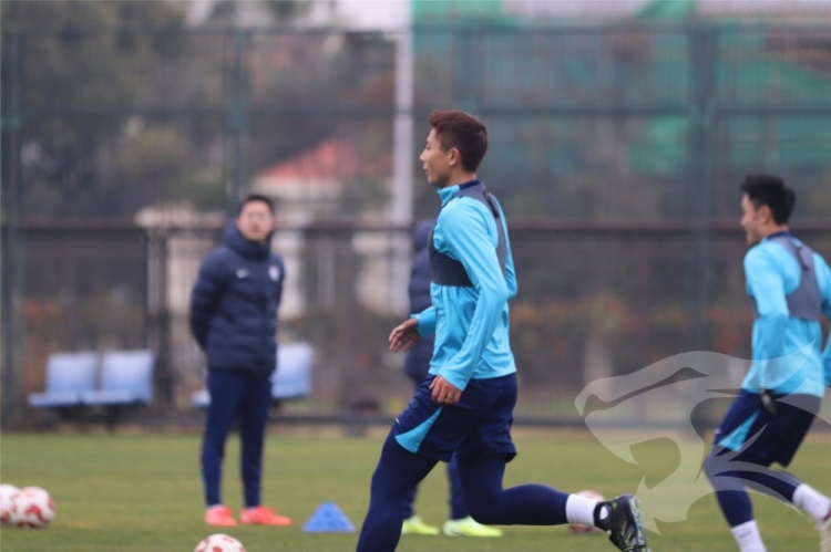 九游娱乐下载-莫拉携教练团队与队员们会合,开启其上任后的首次冬训课