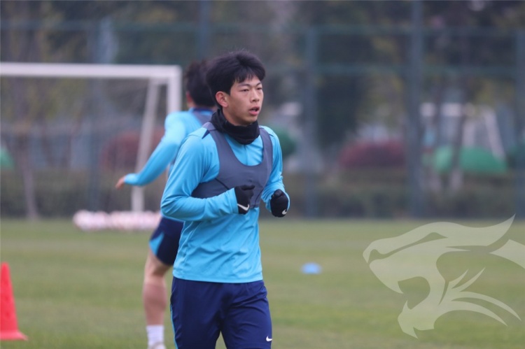 九游娱乐下载-莫拉携教练团队与队员们会合,开启其上任后的首次冬训课