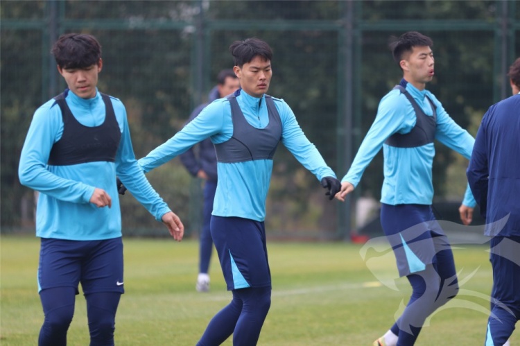 九游娱乐下载-莫拉携教练团队与队员们会合,开启其上任后的首次冬训课