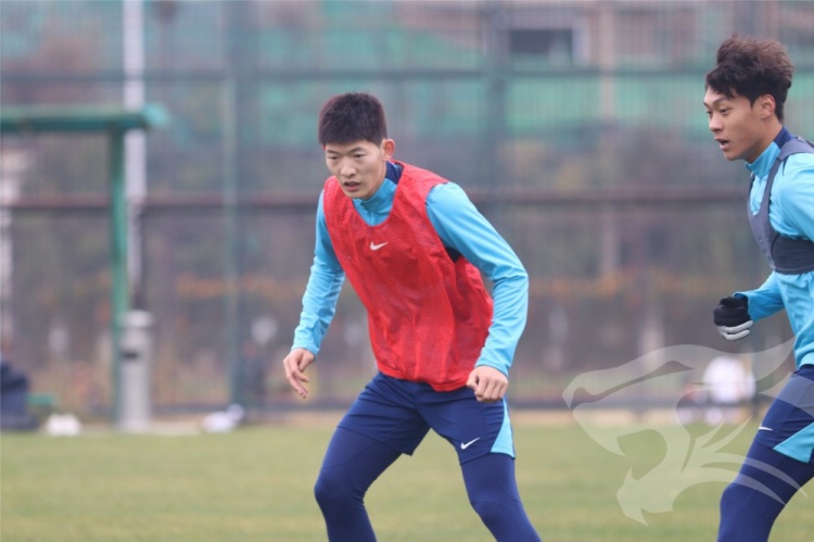 九游娱乐下载-莫拉携教练团队与队员们会合,开启其上任后的首次冬训课