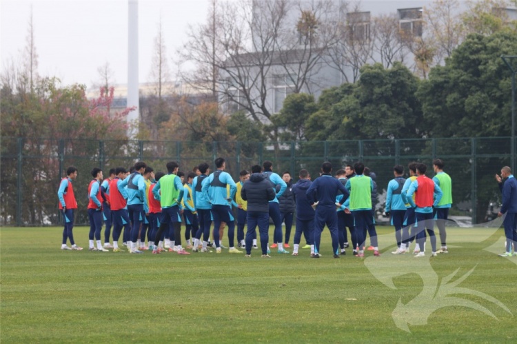 九游娱乐下载-莫拉携教练团队与队员们会合,开启其上任后的首次冬训课