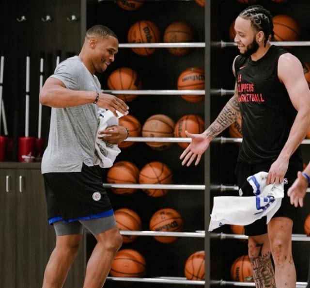 1695914054127004231.png 九游娱乐-把快艇当家!韦少找回快乐:新赛季助卡椒冲冠