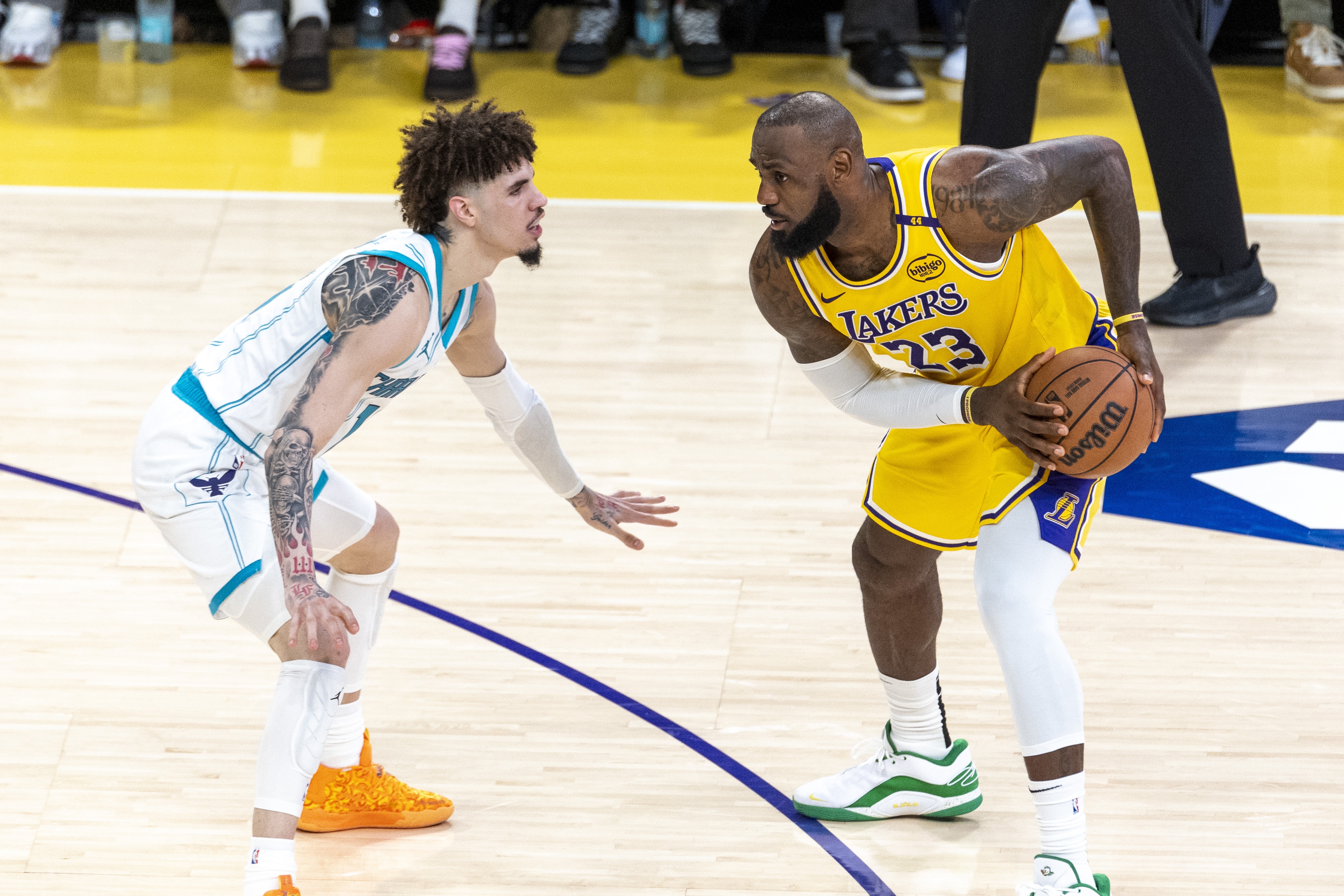 九游娱乐-防守&amp;篮板&amp;传导球&amp;替补阵容都是问题！湖人只靠双星是无法赢球的