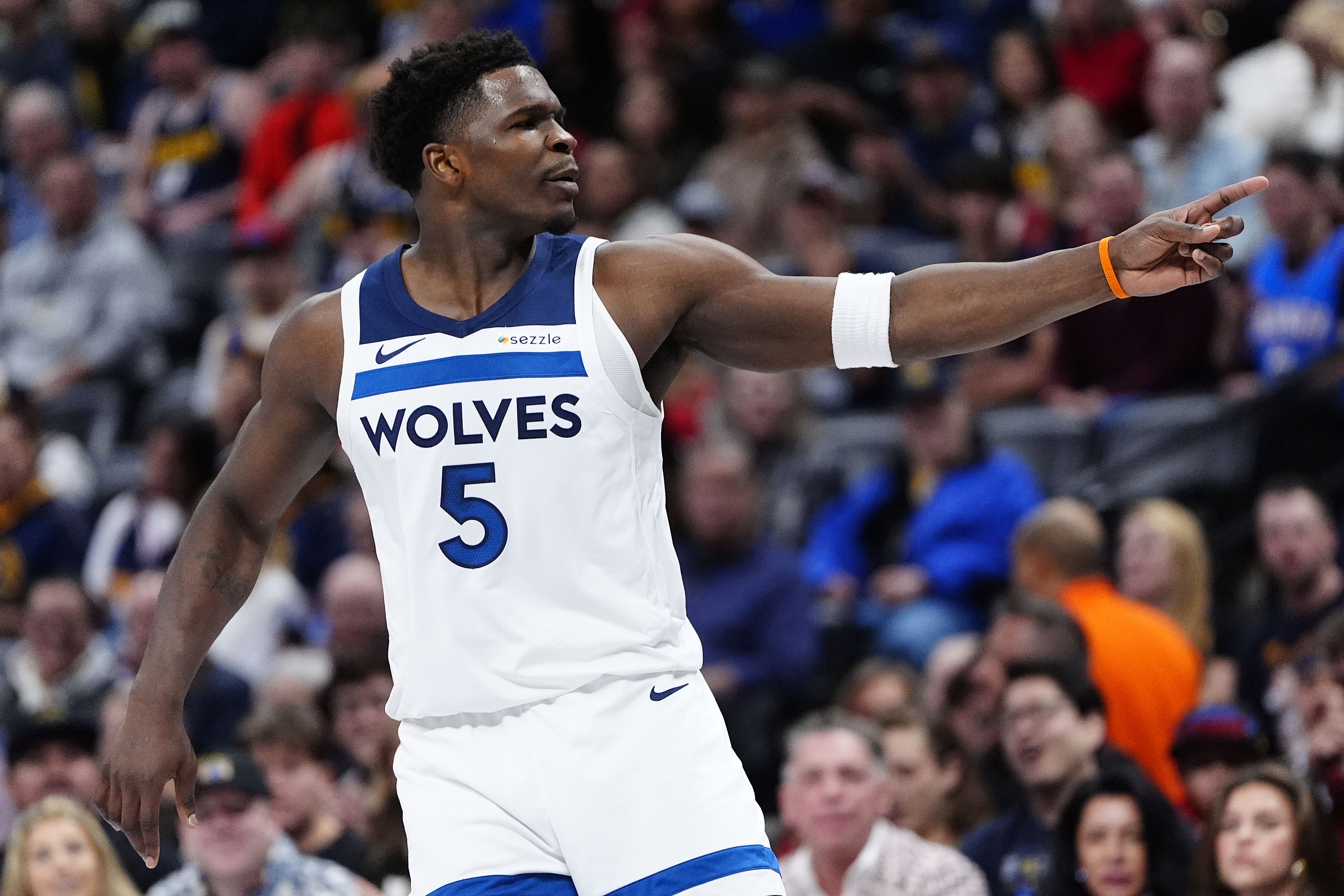 爱德华兹:我和队友说前面你们来 最后几分钟把球交给我就行