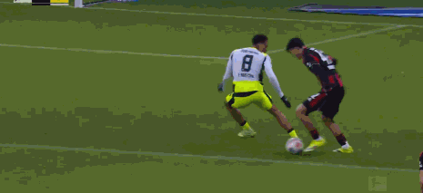 半场：多特1-1法兰克福，拜尔破门，乌尊点射，吉拉西送点