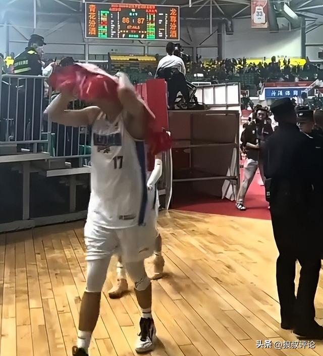 九游娱乐入口-山西现场球迷对北京球员吐口水引热议！陈盈骏妻子怒斥不文明行为