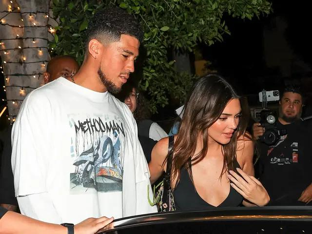 布克你太狠了,走了2个亿元队友,都说要摆烂,却创造NBA第一纪录|太阳|比尔|塞德里克·考沃德|菲尼克斯太阳队|贾伦-杰克逊_新浪体育_新浪新闻